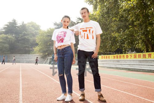 校園文化衫（白底紅色圖案）