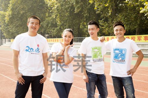 畢業生紀念文化衫（帶年份與校名）