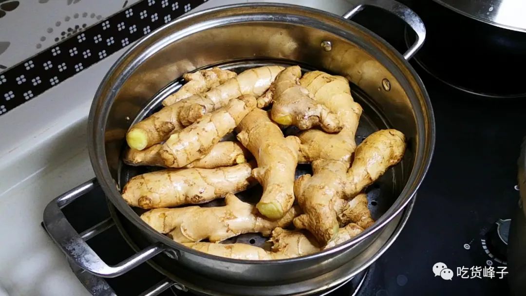 生姜放鍋里蒸一蒸，作用拿錢都買不到，80歲奶奶偷教妙招，真管用