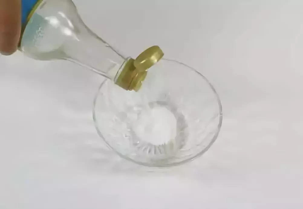 生姜放進小蘇打里，一年能省下好多錢，家家戶戶都需要！