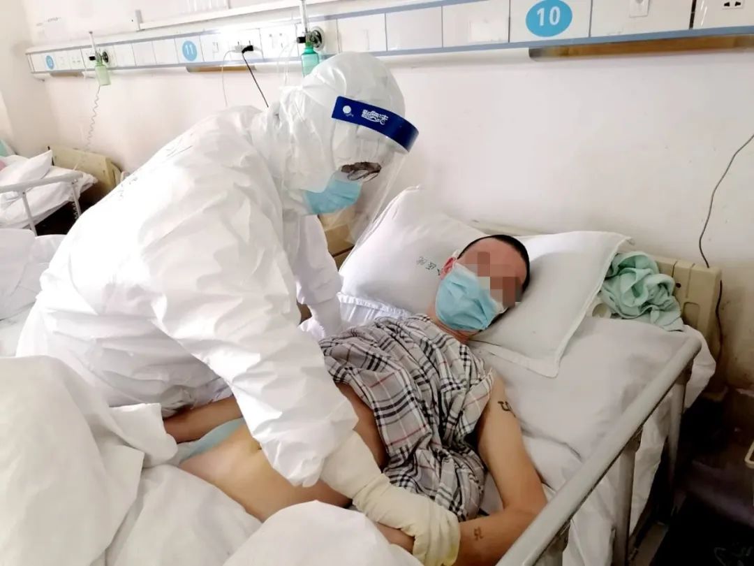 新冠肺炎隔離病房里，臨床醫生采用姜汁推拿按摩，效果立竿見影！